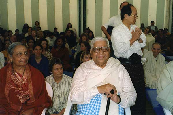 Gonekaji conducting a 1 day course at Dhamma Dipa in 2000.